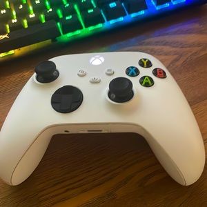 I am selling a xbox controller in good condition